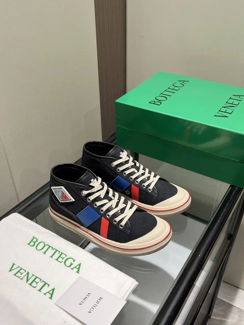 p540🐮🐮Bottega Veneta BV's latest Eliot series, retro basketball shoes, casual sports canvas shoes, become gods when they are launched! [Celebration] [Celebration] A 1:1 copy of the original version, [Fireworks] original material, [Fireworks] original color system, inspired by retro basketball sneakers, the color combination highlights youthful vitality, and perfectly interprets the theme of youth and childlike innocence. The details are also very particular. The summer canvas brings excellent durability and comfort. Designs such as calfskin trim, rubber toe caps and hand-painted retro red lines are full of retro feel. The round toe and convex sole add a modern feel and are suitable for various styles. Easily create a fashionable atmosphere. The upper foot is the focus...can be worn as a couple's shoes...each shoe has more taste and attitude! Fabric: Original customized high-density canvas + cowhide Lining: Original customized breathable canvas Insole: movable latex cowhide insole. Sole: original molded non-slip and wear-resistant TPU material. Sole thickness: 3cm. Size: women's size 35#-40#, men's size 39#-45#.
